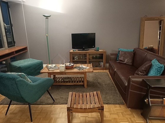 Grand salon de 25m² avec du parquet au sol