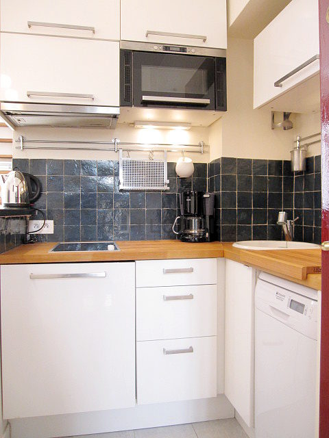Kitchen where you can have dinner for 3 person(s) equipped with washing machine, dryer, refrigerator, extractor hood