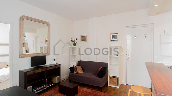 Bright living room furnished with 3 chair(s)
