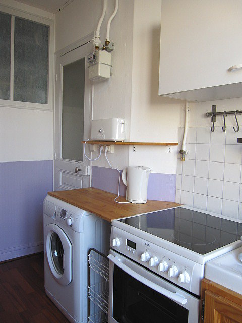 Belle cuisine avec du parquet au sol