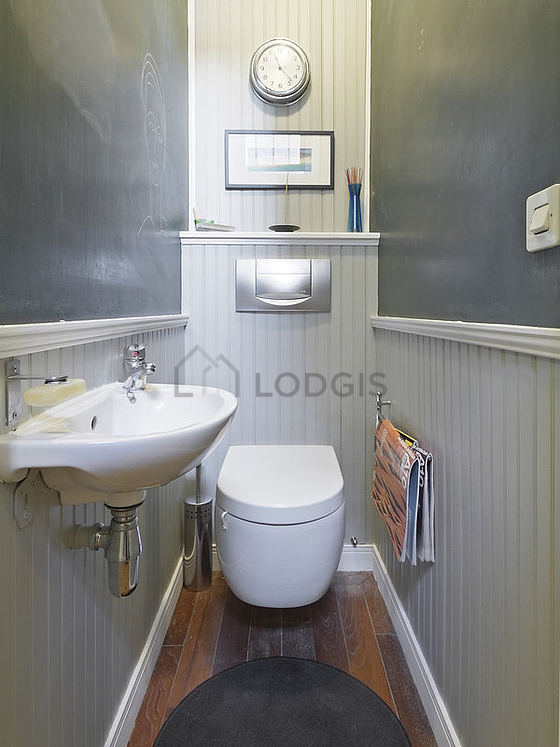 Toilettes indépendantes de la salle d'eau