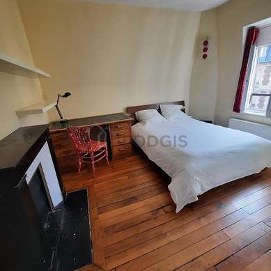 Bedroom of 16m² with woodenfloor