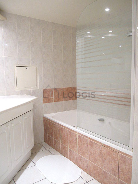 Bathroom equipped with washing machine, dryer, bath towels