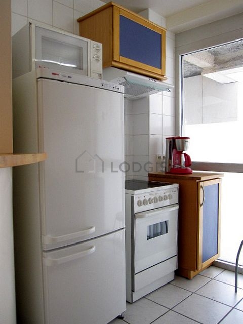 Belle cuisine de 6m²ouverte sur le séjour avec du carrelage au sol