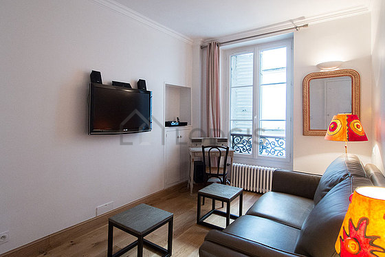 Bureau calme muni des fenêtres double vitrage avec vue sur cour