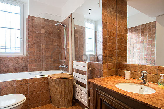 Belle salle de bain très claire avec fenêtres double vitrage et du carrelage au sol