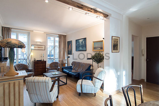 Salon avec du parquet au sol
