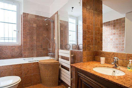 Beautiful and very bright bathroom with double-glazed windows and with tilefloor