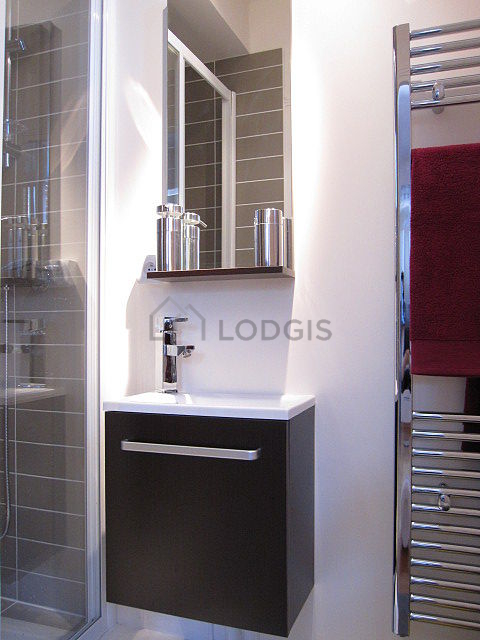 Bathroom equipped with bath towels