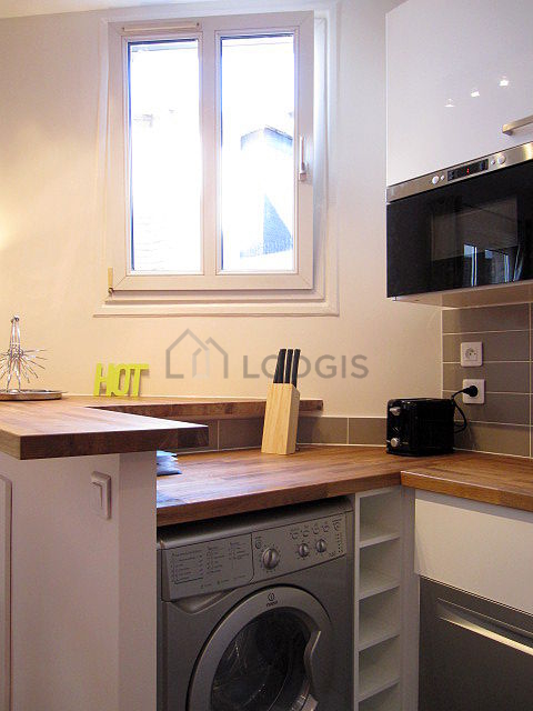 Cuisine dînatoire pour 2 personne(s) équipée de plaques de cuisson, freezer, hotte, vaisselle