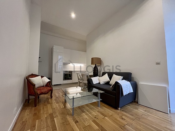Salon avec du parquet au sol