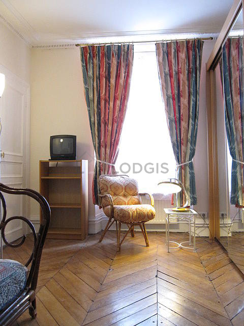 Chambre avec du parquet au sol