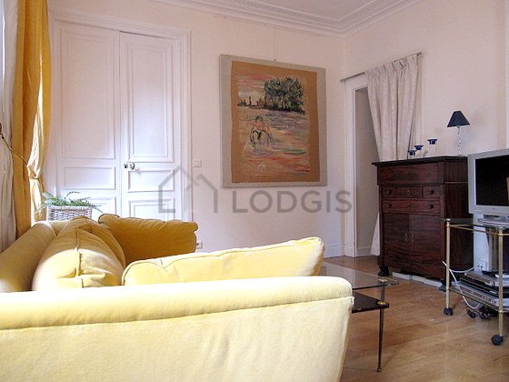 Salon avec du parquet au sol