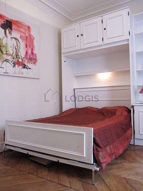Quiet bedroom for 2 persons equipped with 1 murphy bed(s) of 140cm
