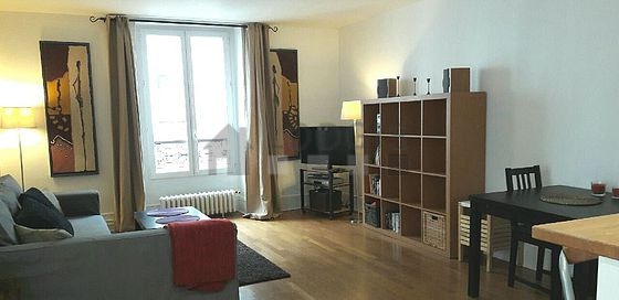 Séjour calme équipé de 1 canapé(s) lit(s) de 140cm, chaine hifi, 2 chaise(s)
