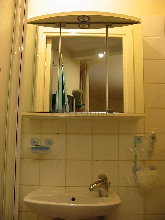 Salle de bain avec du carrelage au sol