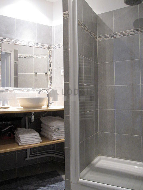 Bathroom equipped with bath towels