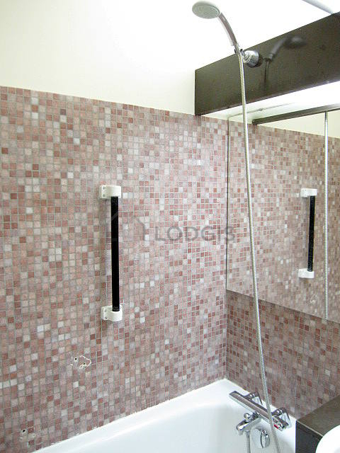 Bathroom equipped with bath towels
