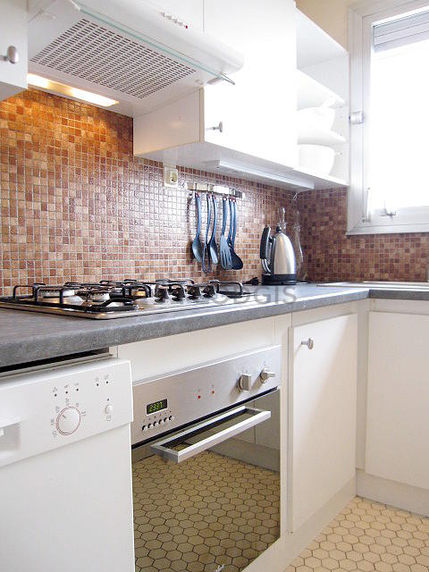 Cuisine équipée de lave linge, sèche linge, réfrigerateur, hotte
