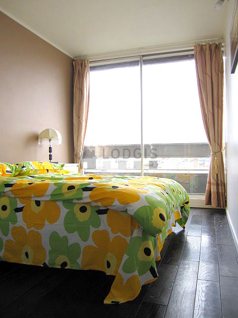 Chambre avec du linoleum au sol