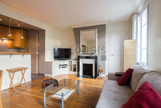 Salon avec du parquet au sol