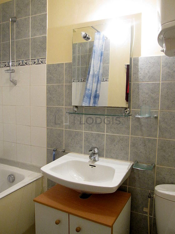 Salle de bain équipée de serviettes de bain