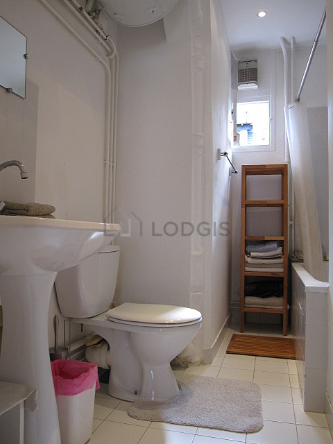 Bathroom equipped with bath towels