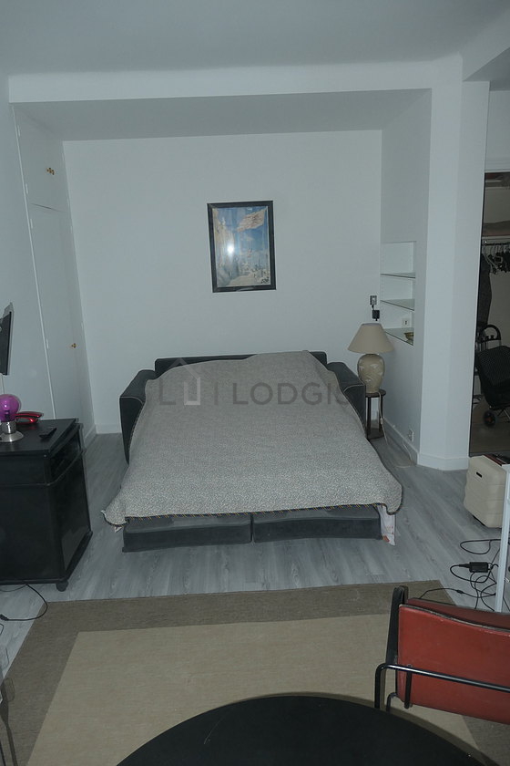 Salon lumineux équipé de 1 fauteuil(s), 3 chaise(s)