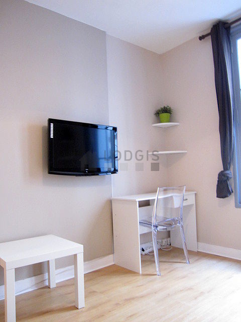 Séjour très calme équipé de 1 lit(s) gigogne de 80cm, télé, penderie, placard