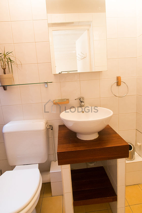 Bathroom equipped with bath towels