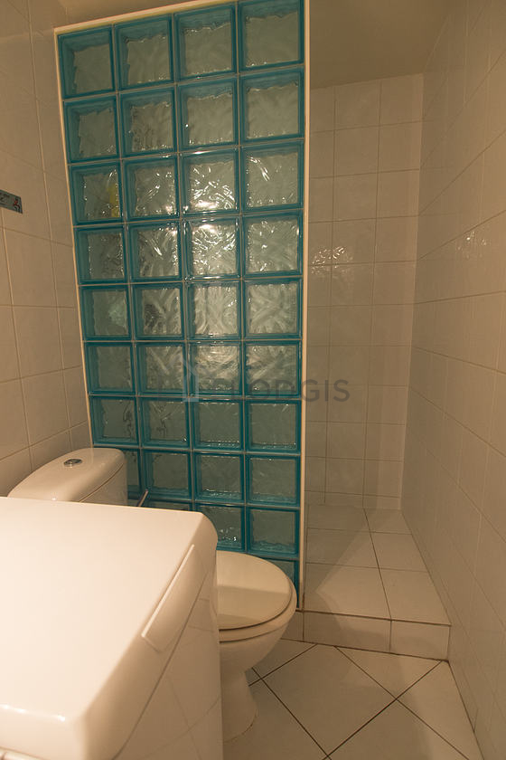 Salle de bain équipée de serviettes de bain