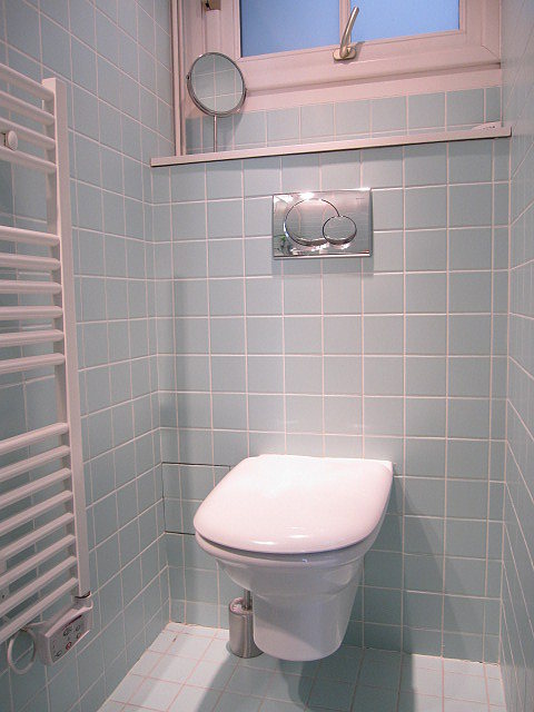 Salle de bain équipée de serviettes de bain