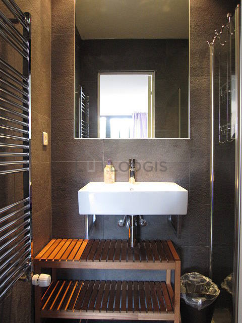 Bathroom equipped with bath towels