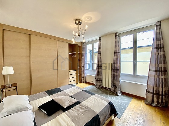 Chambre équipée de penderie, placard, table de chevet