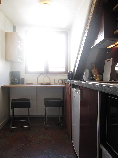 Belle cuisine avec du carrelage au sol