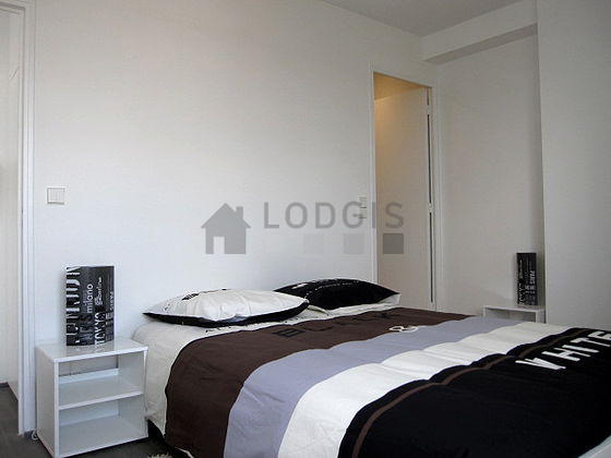 Chambre avec du parquet au sol