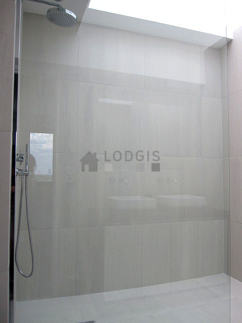 Salle de bain équipée de serviettes de bain