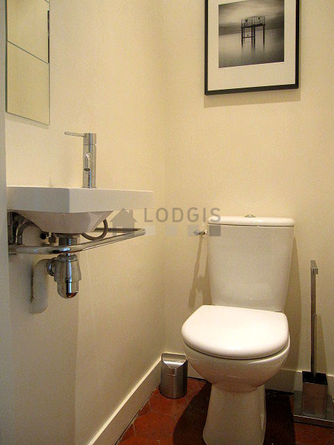 Toilettes indépendantes de la salle d'eau