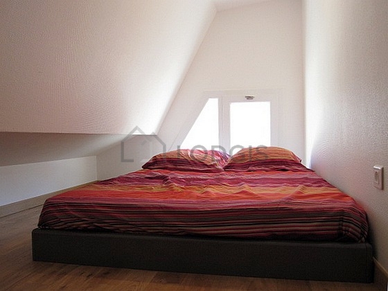 Mezzanine sous belle hauteur de plafond avec du parquet au sol