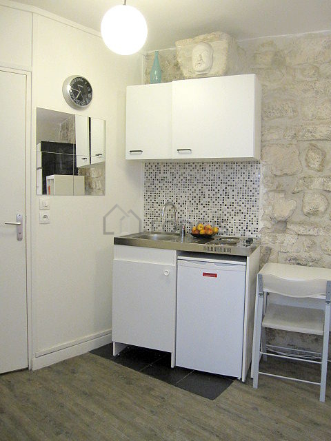 Kitchen equipped with hob, refrigerator, freezer, crockery