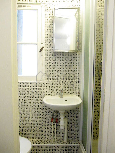 Salle de bain équipée de serviettes de bain