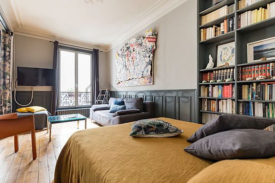 Salon avec du parquet au sol