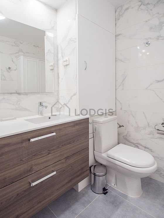 Bathroom equipped with bath towels