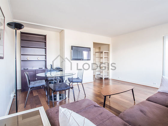 Very bright living room furnished with 4 chair(s)