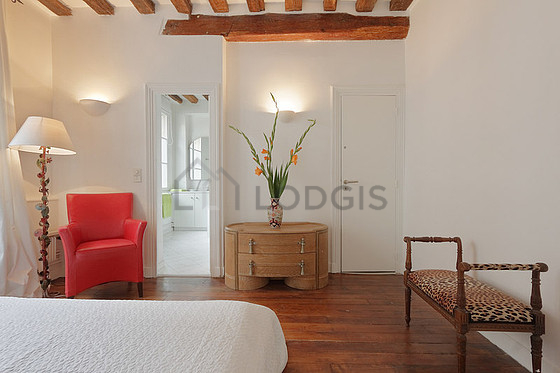 Bright bedroom equipped with 1 armchair(s)