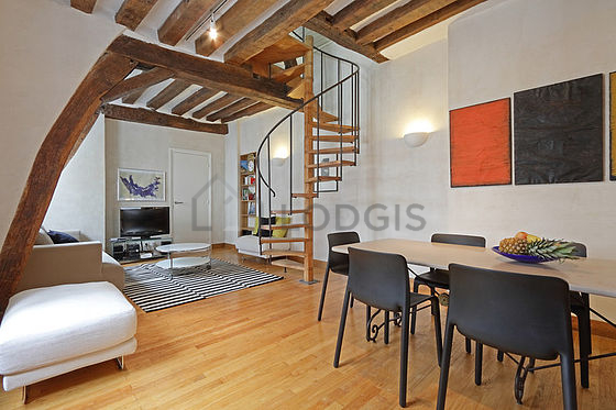 Large living room of 30m² with wooden floor
