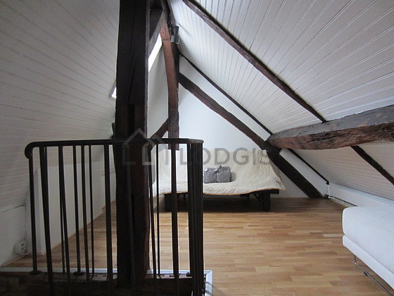 Chambre de 10m² avec la moquette au sol