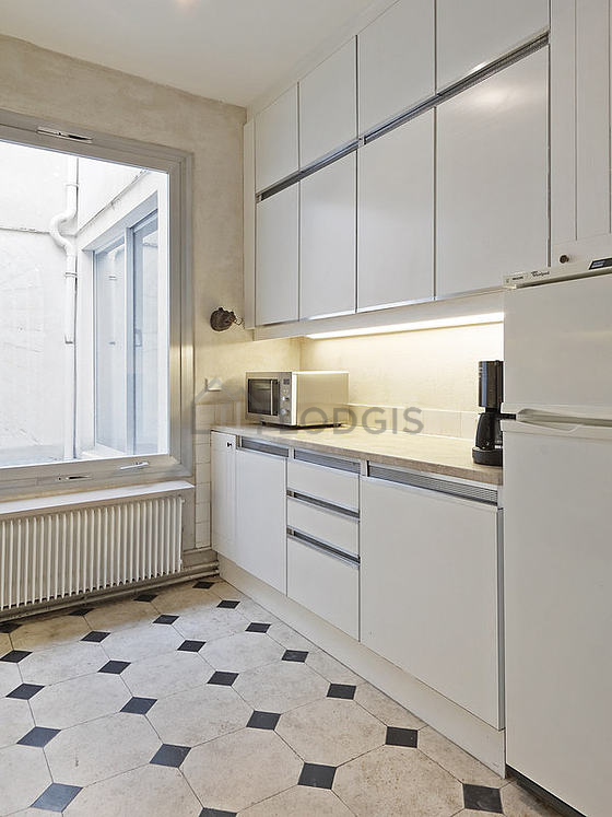 Cuisine équipée de lave vaisselle, plaques de cuisson, réfrigerateur, vaisselle