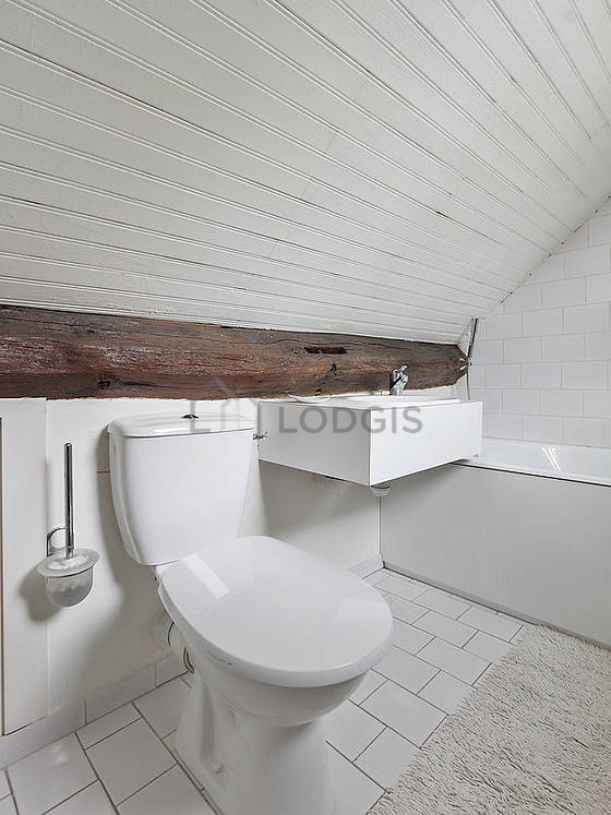Belle salle de bain claire avec du carrelage au sol