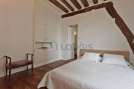 Large bedroom of 20m² with woodenfloor